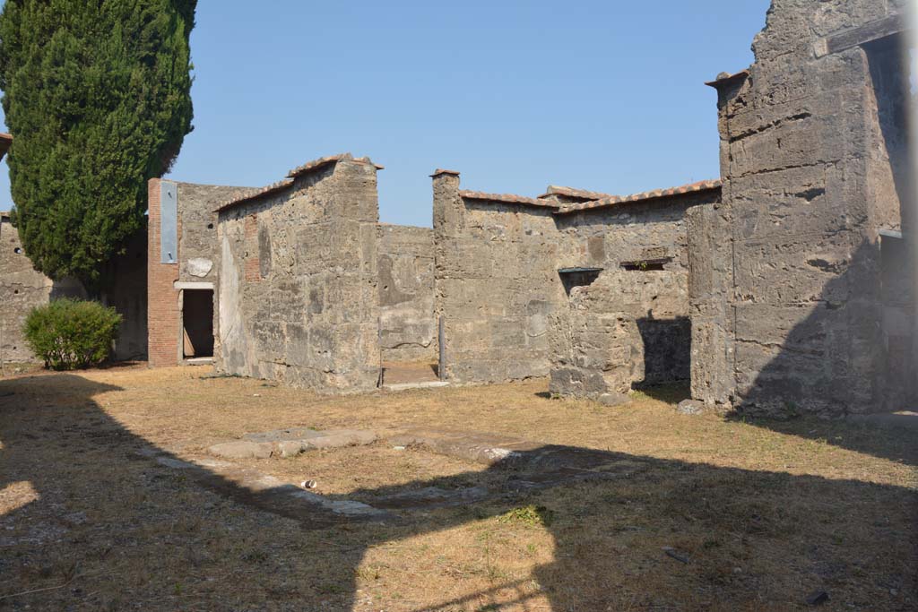VI.1.9/10 Pompeii. July 2017. Room 1, looking south-east along south side of atrium and tablinum.
Foto Annette Haug, ERC Grant 681269 DÉCOR.
