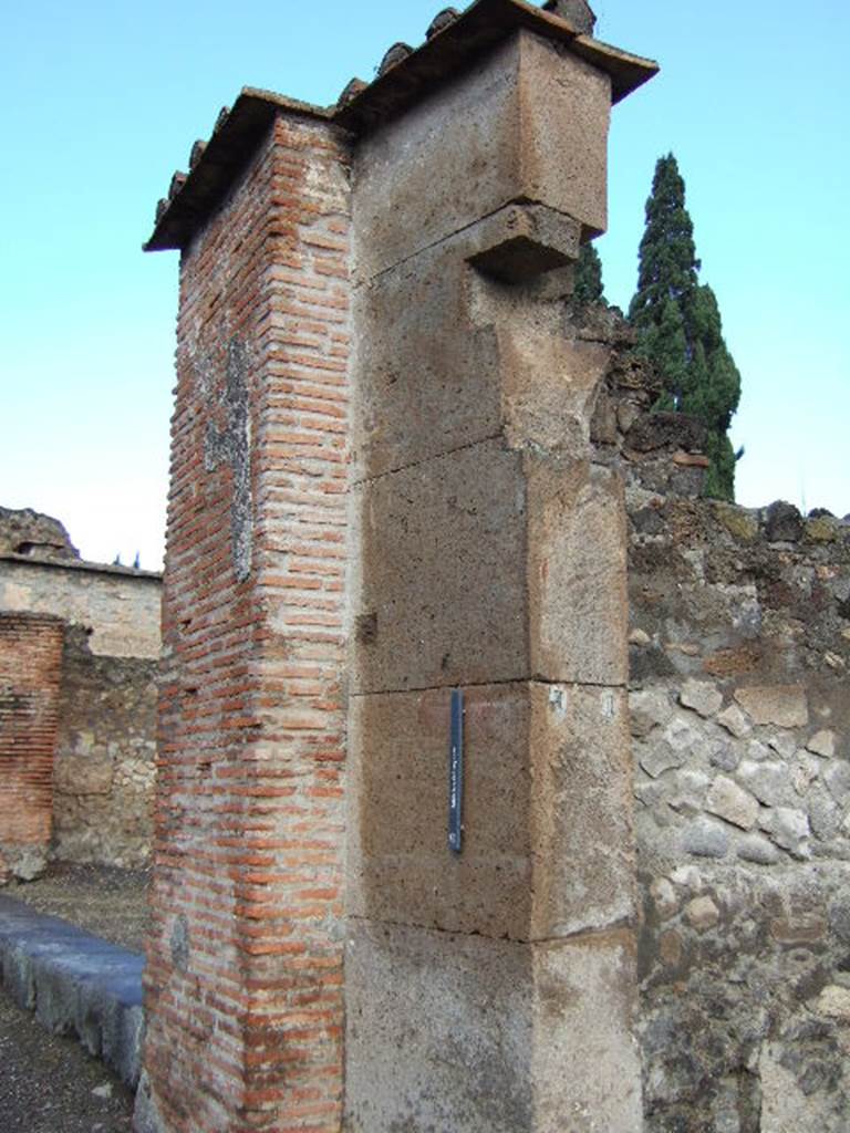 VI.1.14 Pompeii. December 2005. North side of entrance.