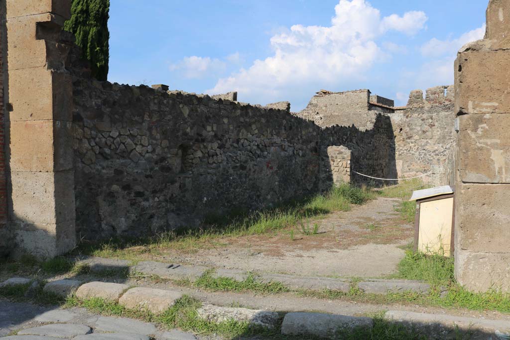 VI.1.14, Pompeii. December 2018. Looking east along north wall towards rear room. Photo courtesy of Aude Durand.