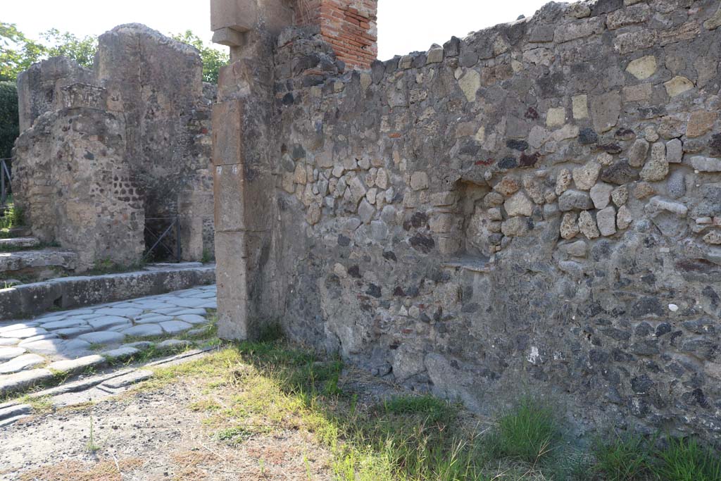 VI.1.14, Pompeii. December 2018.
Looking west along north wall towards entrance doorway on Via Consolare, opposite VI.17.13 and 12. Photo courtesy of Aude Durand.