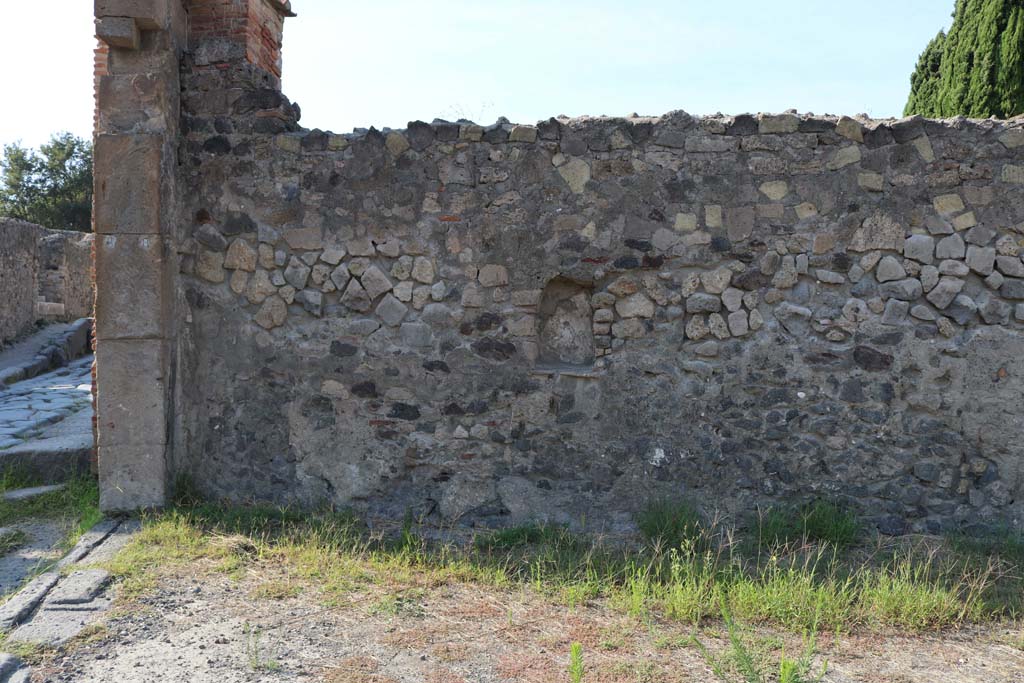 VI.1.14, Pompeii. December 2018. Looking towards north wall with arched niche. Photo courtesy of Aude Durand.
