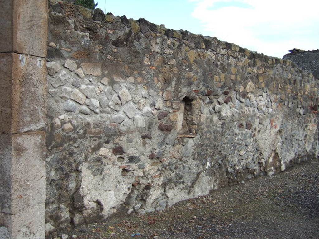 VI.1.14 Pompeii. December 2005. North wall with arched niche.