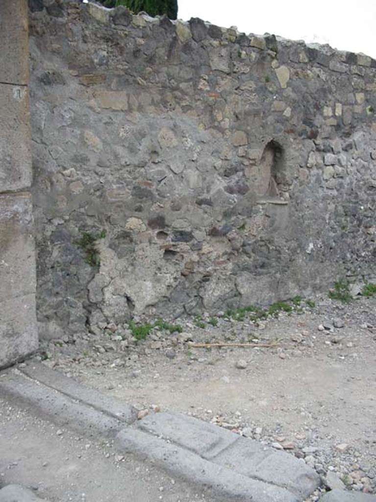 VI.1.14 Pompeii. May 2003. North wall with arched niche, near entrance doorway.
Photo courtesy of Nicolas Monteix.