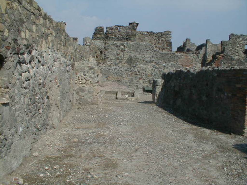 VI.1.14 Pompeii. May 2005. Looking east.