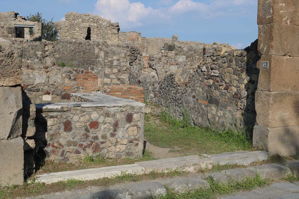 VI.1.17 Pompeii. December 2018. Entrance doorway, looking south-east. Photo courtesy of Aude Durand.