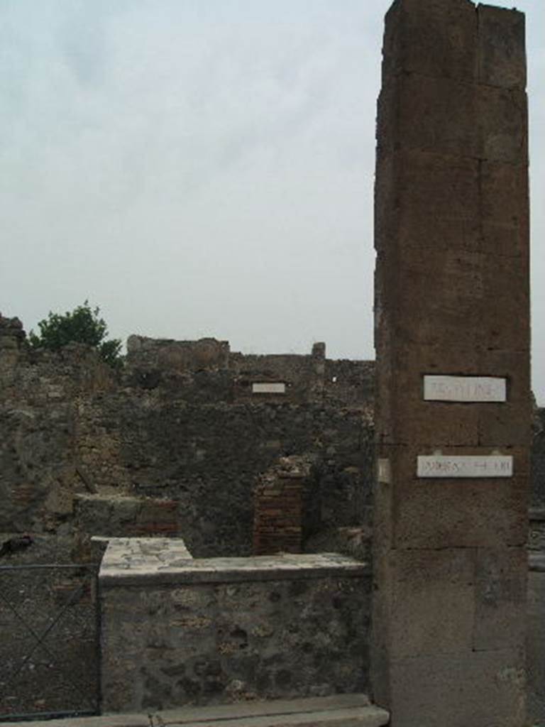 VI.1.18 Pompeii.  May 2005. Looking east across bar counter.