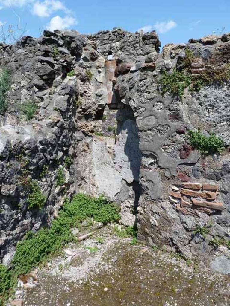 VI.1.18 Pompeii. May 2010. Latrine, with down-pipe from upper floor.
According to Hobson, the cesspit of this toilet, outside in the sidewalk of the Vicolo di Narciso, also received the contents of an upper storey latrine.  This time the space for the downpipe was cut into the eastern wall of the property.  Excavations of the rest of the bar area, showed that this latrine was a late addition. There had previously been a latrine in a different part of the property which had been built over.   See Hobson, B., 2009. Latrinae et foricae: Toilets in the Roman World. London; Duckworth. (p.66-67)
