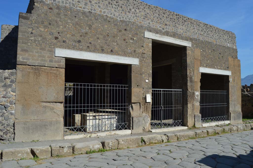 VI.2.5, on left, VI.2.4, in centre, and VI.2.3, on right. October 2017. Looking towards entrance doorways on Via Consolare.
Foto Taylor Lauritsen, ERC Grant 681269 DCOR.

