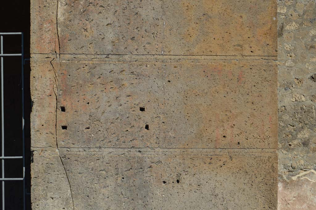 VI.2.3 Pompeii. October 2017. Detail from pilaster on south (right) side of entrance doorway.
Foto Taylor Lauritsen, ERC Grant 681269 DCOR.
