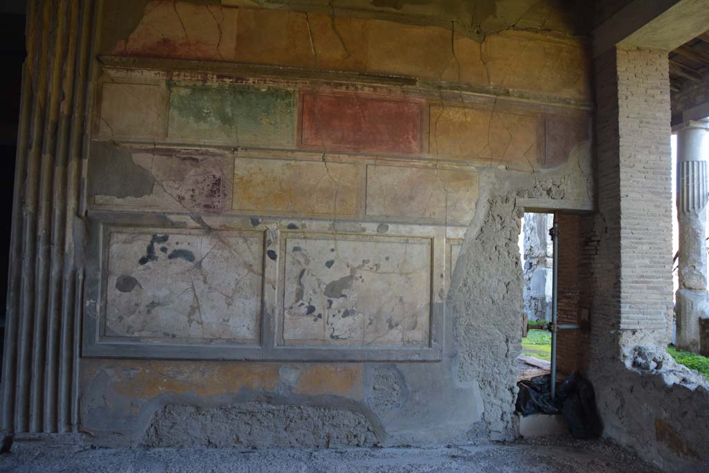 VI.2.4 Pompeii, December 2017. Detail of north wall in tablinum with doorway to oecus at east end.
Foto Annette Haug, ERC Grant 681269 DÉCOR.



