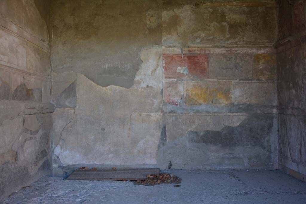VI.2.4 Pompeii. December 2017. Looking towards lower west wall of oecus.
Foto Annette Haug, ERC Grant 681269 DCOR.
