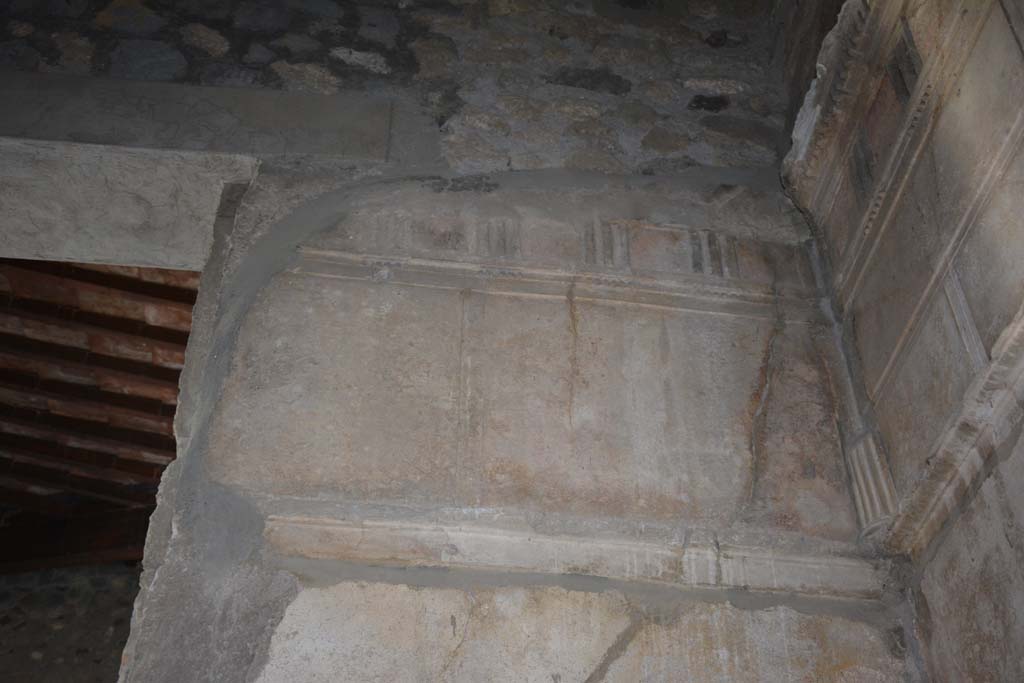 VI.2.4 Pompeii. December 2017. Upper north wall in north-east corner of cubiculum on south side of atrium.
Foto Annette Haug, ERC Grant 681269 DCOR.

