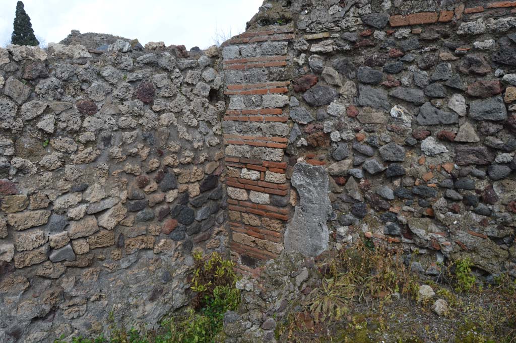 VI.2.25 Pompeii. March 2018. North-east corner, with interior brick pilaster, under stairs to upper floor.
Foto Taylor Lauritsen, ERC Grant 681269 DCOR.

