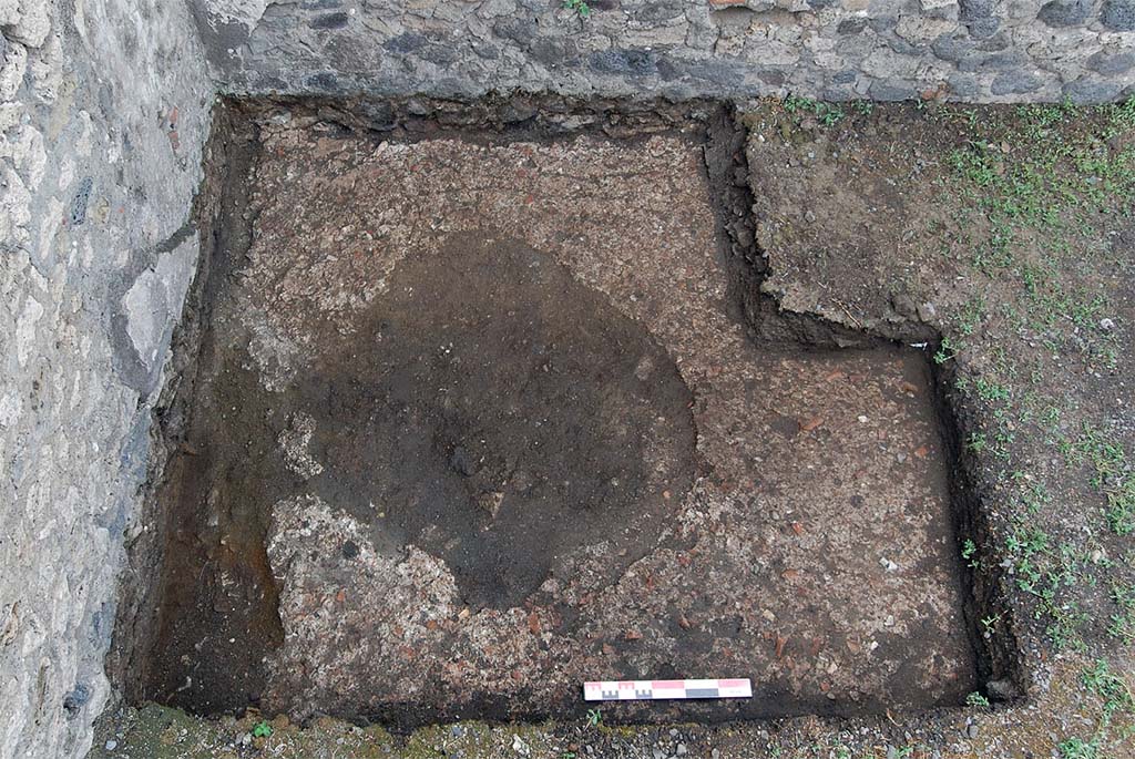 Fig. 6 - Pompi Pistrina. Fosse dinstallation ou de spoliation du ptrin dans la boulangerie VI 3, 3.27-28. 
Clich pris de lest. Clich : R. Macario / fR.
