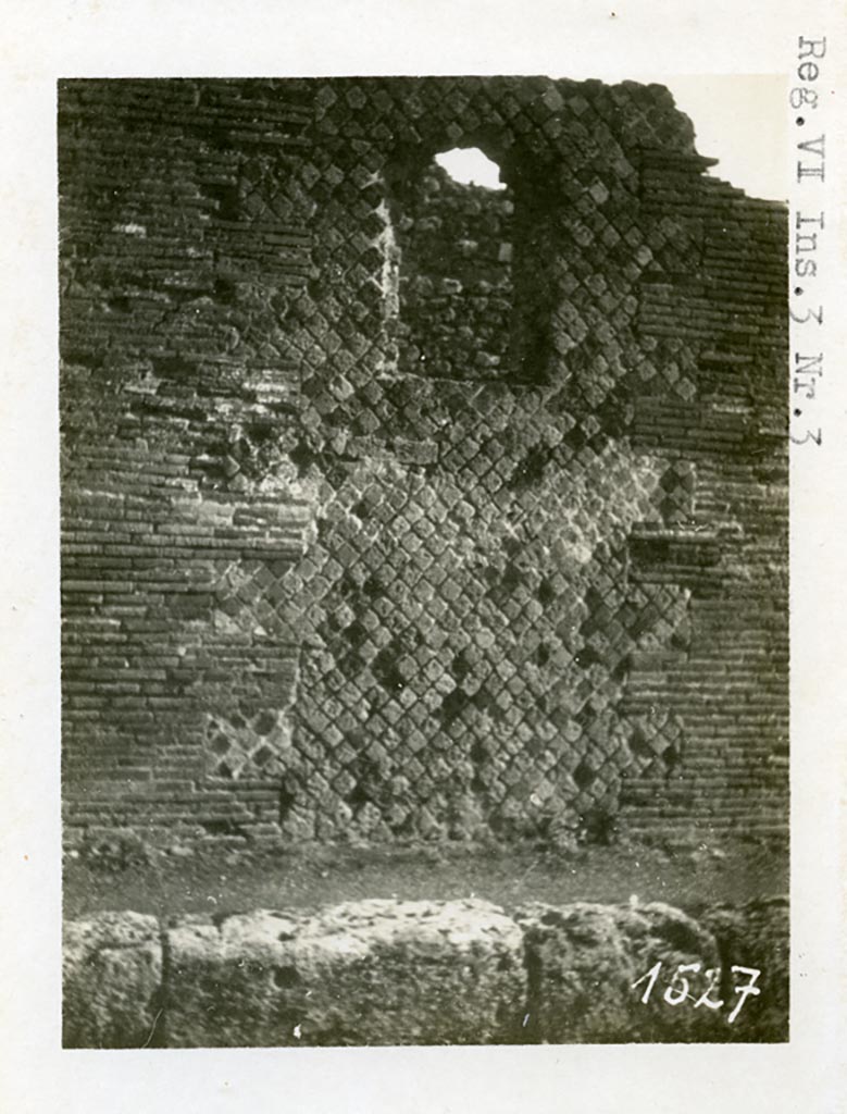 VI.3.3 Pompeii. Pre-1937-39. Facade with window, to the south of the entrance doorway.
Photo courtesy of American Academy in Rome, Photographic Archive. Warsher collection no. 1527.
