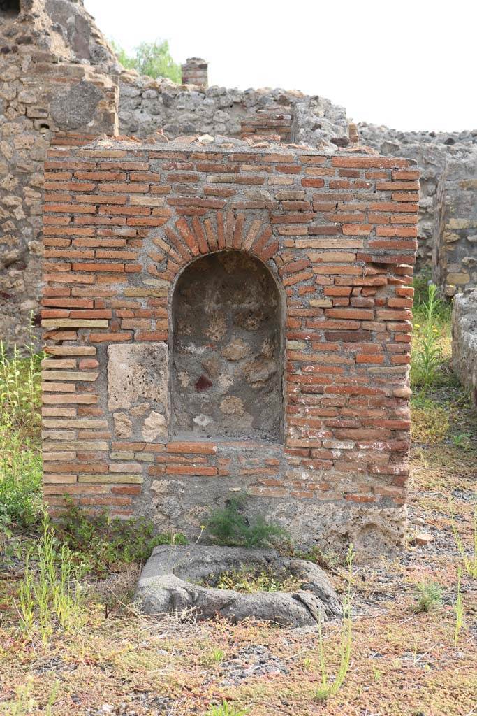 VI.3.10 Pompeii. December 2018.
Lararium on east side of workshop. Photo courtesy of Aude Durand.