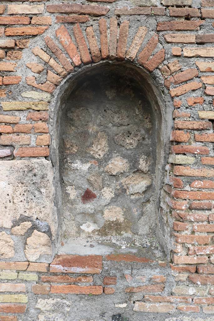 VI.3.10 Pompeii. December 2018.
Lararium niche on east side of workshop. Photo courtesy of Aude Durand.