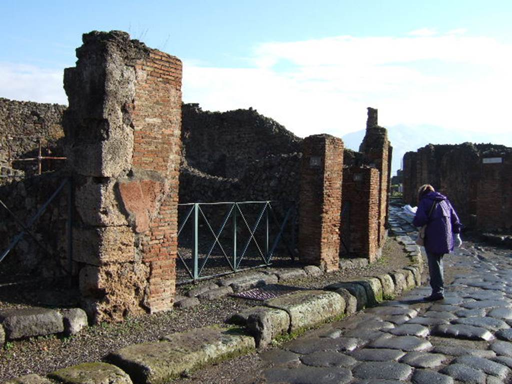 VI.3.12 Pompeii. December 2005. Looking south-east towards entrance on Via Consolare. According to CTP, CIL IV 107 was found here.
See Van der Poel, H. B., 1983. Corpus Topographicum Pompeianum, Part II. Austin: University of Texas. (p.249)
According to Epigraphik-Datenbank Clauss/Slaby (See www.manfredclauss.de), it read -  C(aium) I(ulium) Priscum    [CIL IV 107]
