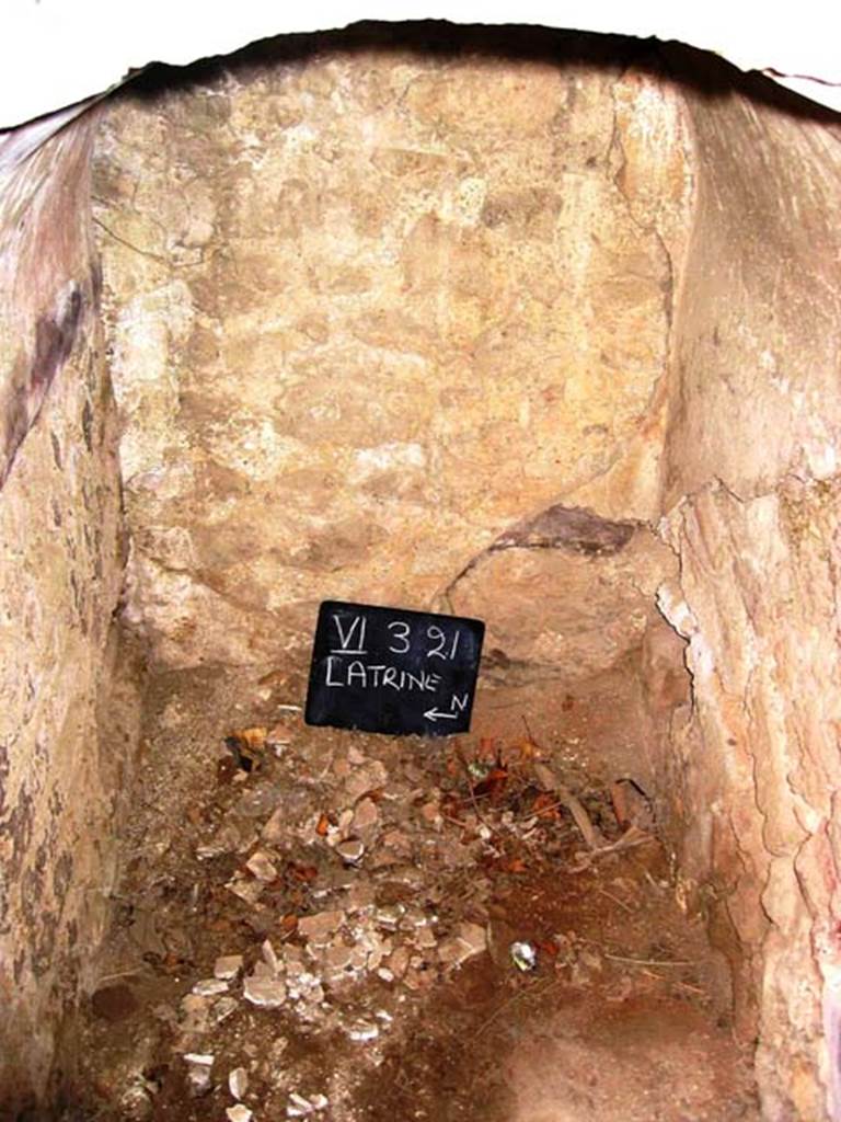 VI.3.21 Pompeii. July 2008. Latrine in south-east corner, near steps to upper floor. Photo courtesy of Barry Hobson.