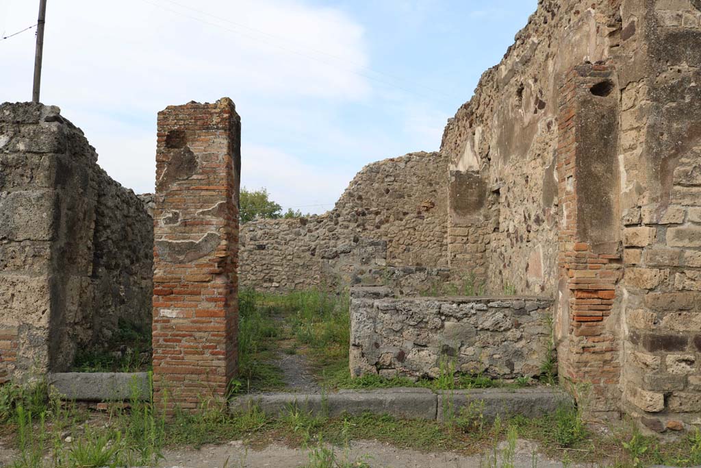 VI.3.24 Pompeii. December 2018. Looking west towards entrance doorway, with shop counter. Photo courtesy of Aude Durand.