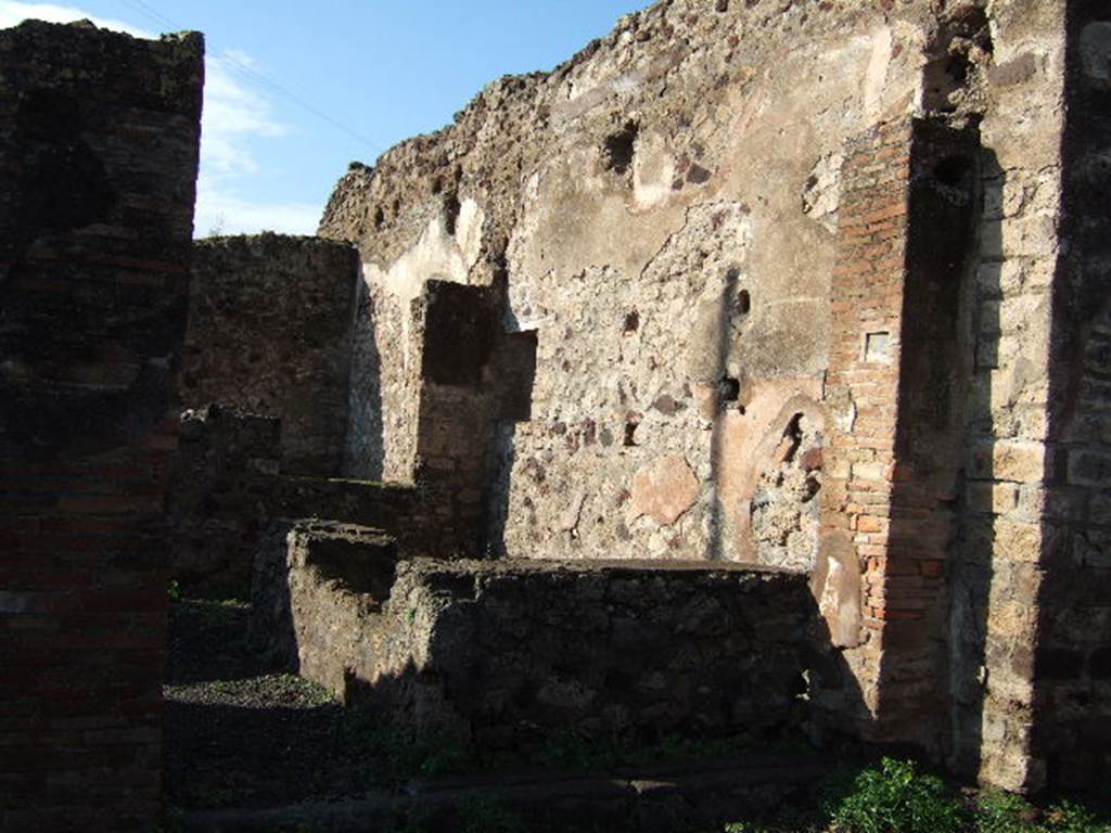 VI.3.24 Pompeii. December 2004. North wall, according to both Eschebach and Fiorelli, this had two shelves near the lararium niche. See Pappalardo, U., 2001. La Descrizione di Pompei per Giuseppe Fiorelli (1875). Napoli: Massa Editore. (p.53)  See Eschebach, L., 1993. Gebudeverzeichnis und Stadtplan der antiken Stadt Pompeji. Kln: Bhlau. (p.166)
