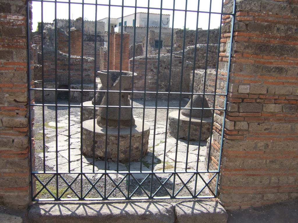 VI.3.27 Pompeii. September 2005. Looking west from entrance.