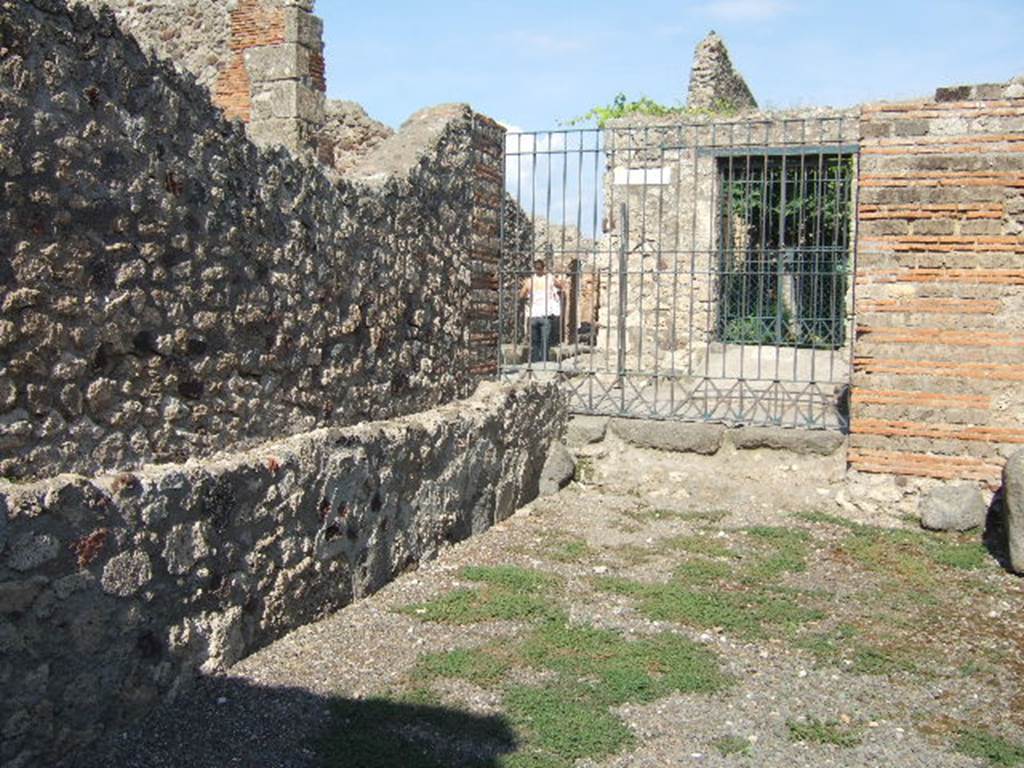 VI.3.28 Pompeii. May 2005. Looking east towards Vicolo di Modesto.