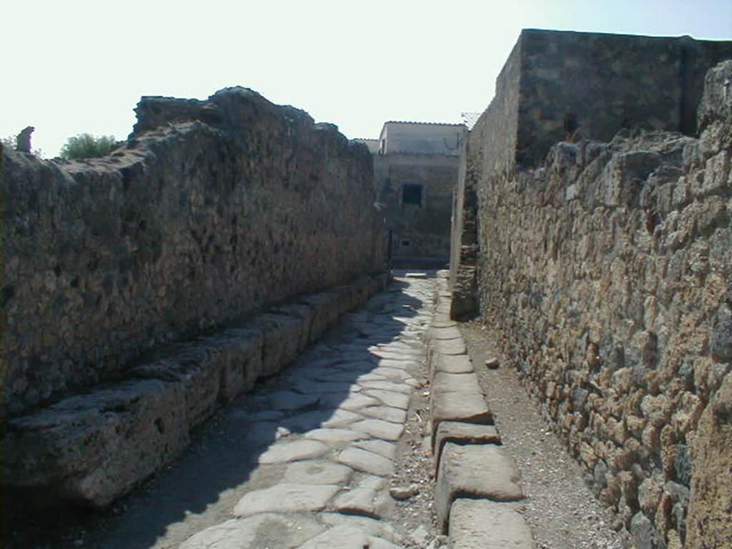 VI.3.28 (Side wall) Looking west along Vicolo di Mercurio to Via Consolare. VI.2