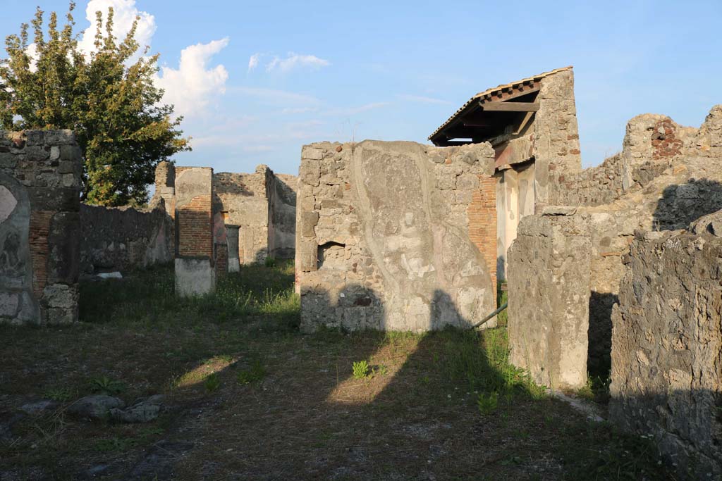 VI.5.5 Pompeii. December 2018. Looking north-east across atrium, from south-west corner. Photo courtesy of Aude Durand.