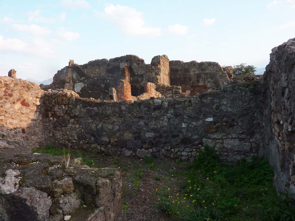 VI.5.9 Pompeii. November 2021.
South wall of triclinium, which according to Zahn’s plan (in Part 1 of VI.5.9) would have had a doorway linking into VI.5.10.
Photo courtesy of Hélène Dessales.