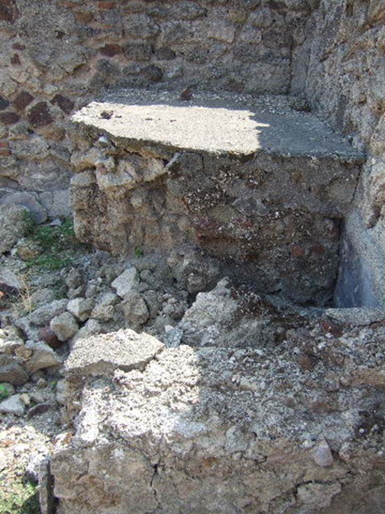 VI.5.9 Pompeii. September 2005. Structure in south-west corner of room linking to VI.5.19.