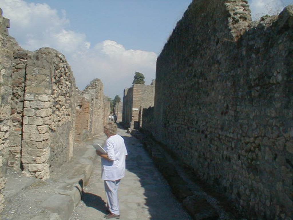 VI.5.13 Dwelling house. Linked to VI.5.12
VI.5.13 Vico di Mercurio looking east VI.6
