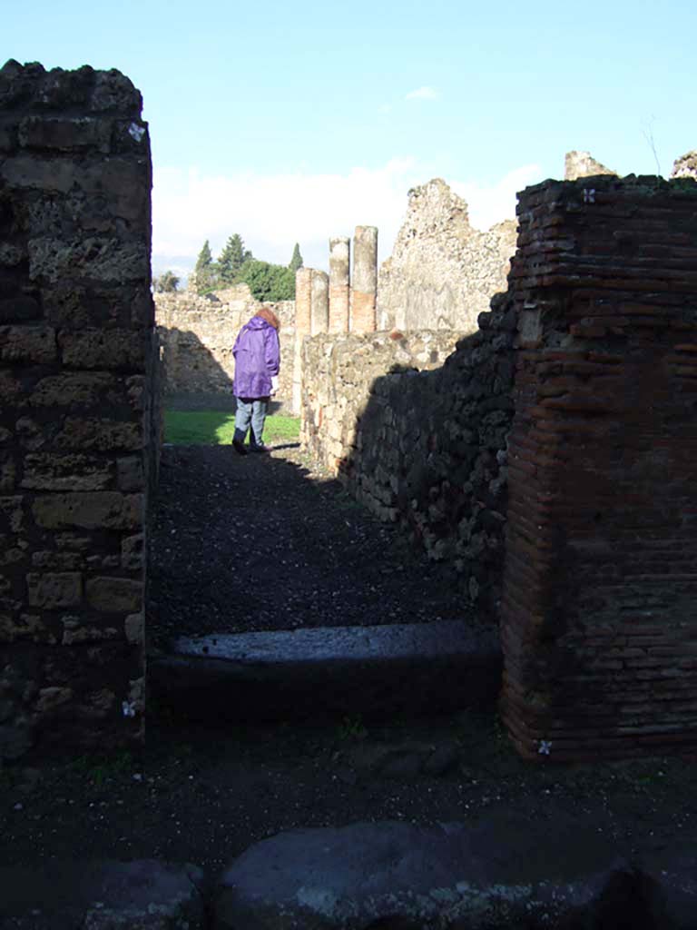 VI.5.14 Pompeii. December 2005. Looking north to entrance doorway.