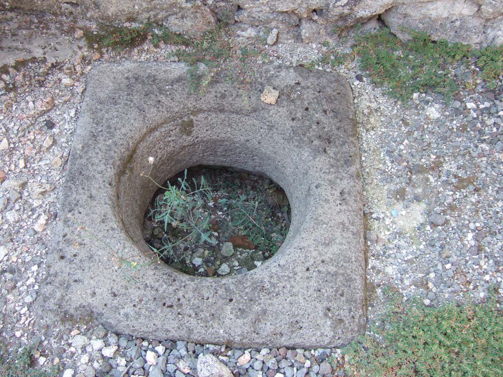 VI.5.17 Pompeii. September 2005. Cistern.