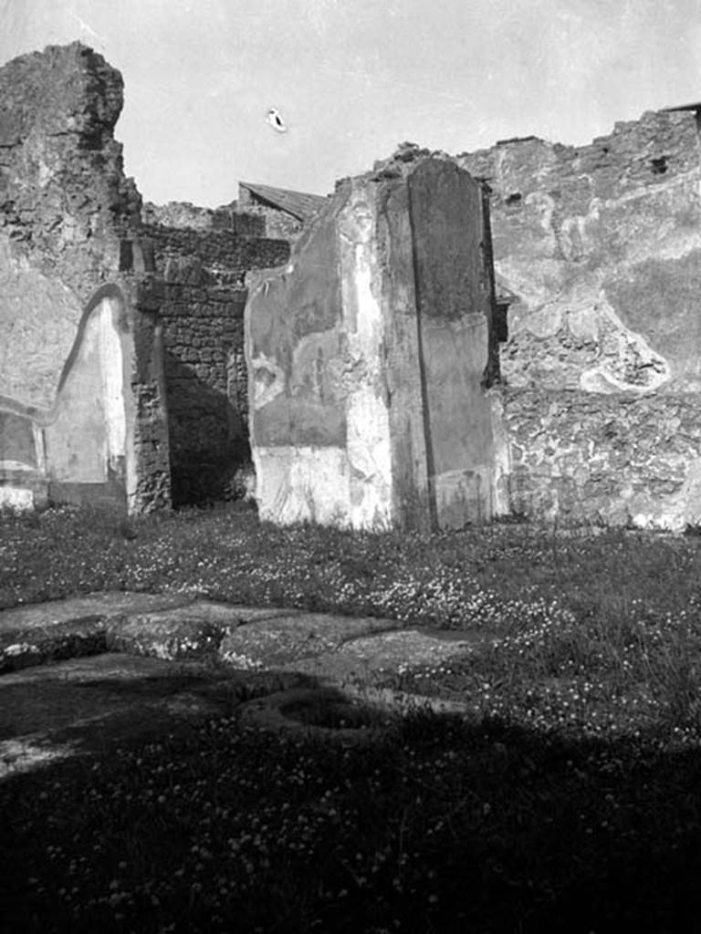 VI.7.6 Pompeii. W.1284. Room 1, north-west corner of atrium and doorway to garden on left, and room 9, small tablinum, on right.
Photo by Tatiana Warscher. Photo � Deutsches Arch�ologisches Institut, Abteilung Rom, Arkiv. 
