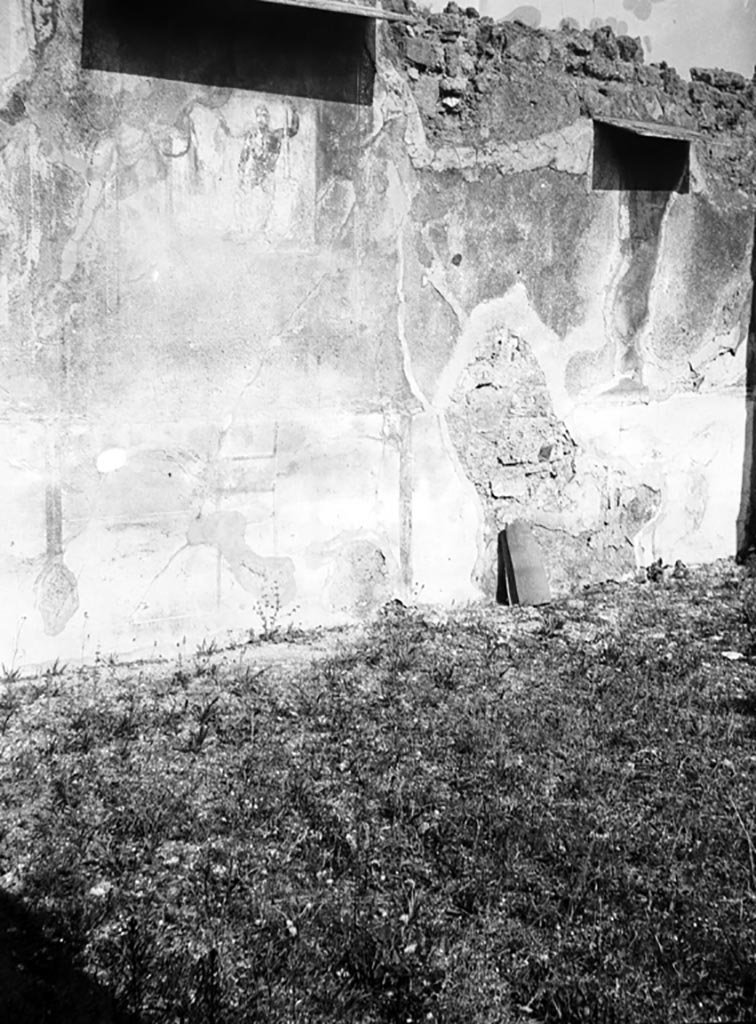 VI.7.6 Pompeii. W.1288. Room 10, east wall of triclinium with remains of a wall painting of Hercules, on left.
According to Fiorelli, various Muses with their attributes were painted on the walls of the room.
According to Bragantini, on the east wall at the south end, was a painting of a Muse with a zither.
See Bragantini, de Vos, Badoni, 1983. Pitture e Pavimenti di Pompei, Parte 2. Rome: ICCD. (p.148)
Photo by Tatiana Warscher. Photo � Deutsches Arch�ologisches Institut, Abteilung Rom, Arkiv. 
