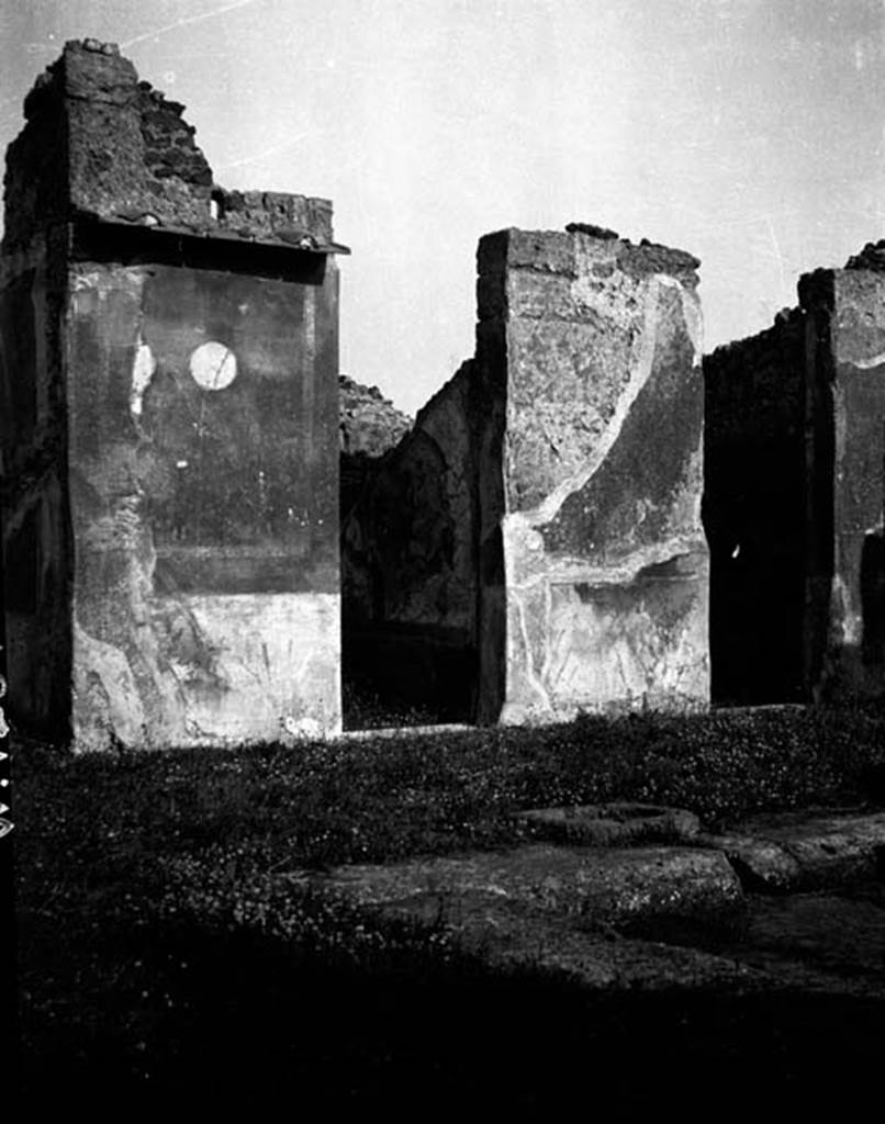 VI.7.6 Pompeii. W.1281. Three doorways on east side of atrium with lava impluvium.
Photo by Tatiana Warscher. Photo � Deutsches Arch�ologisches Institut, Abteilung Rom, Arkiv. 
