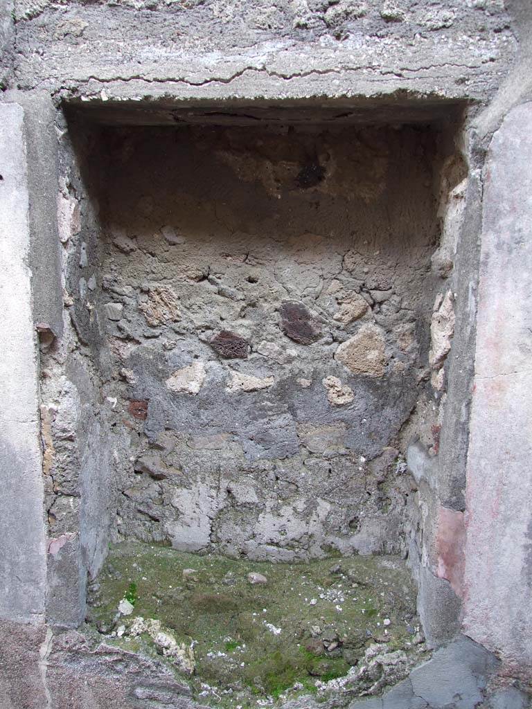 VI.7.6 Pompeii. March 2009. Room 2, recess in east wall of cubiculum. 