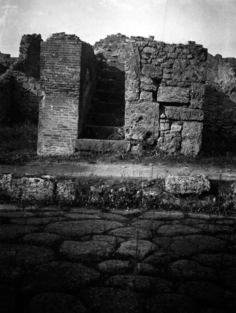 VI.7.12 Pompeii.  W.1306.  Looking west to façade on Via Mercurio.
Photo by Tatiana Warscher. Photo © Deutsches Archäologisches Institut, Abteilung Rom, Arkiv. 
