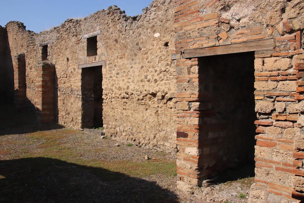 VI.7.15 Pompeii. October 2022. Looking west along north side. Photo courtesy of Klaus Heese.