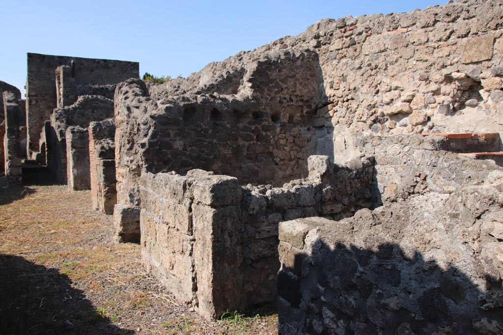 VI.7.16 Pompeii. October 2022. Looking west along rooms on north side of the atrium. Photo courtesy of Klaus Heese.