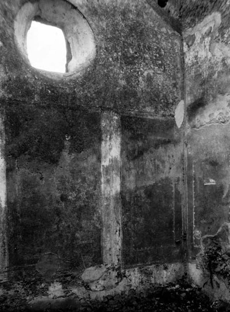 VI.7.16 Pompeii. W1312. Wall with window and remains of wall decoration.
According to Bragantini, in ambiente 13, on the south side at the rear of the house, was a room with a circular window in its south wall.
The south wall was described as having yellow panels divided by white narrow ribbons with candelabra.
See Bragantini, de Vos, Badoni, 1983. Pitture e Pavimenti di Pompei, Parte 2. Rome: ICCD. (p.149, 607161302).
Photo by Tatiana Warscher. Photo © Deutsches Archäologisches Institut, Abteilung Rom, Arkiv. Listed as being from VI.7.15.

