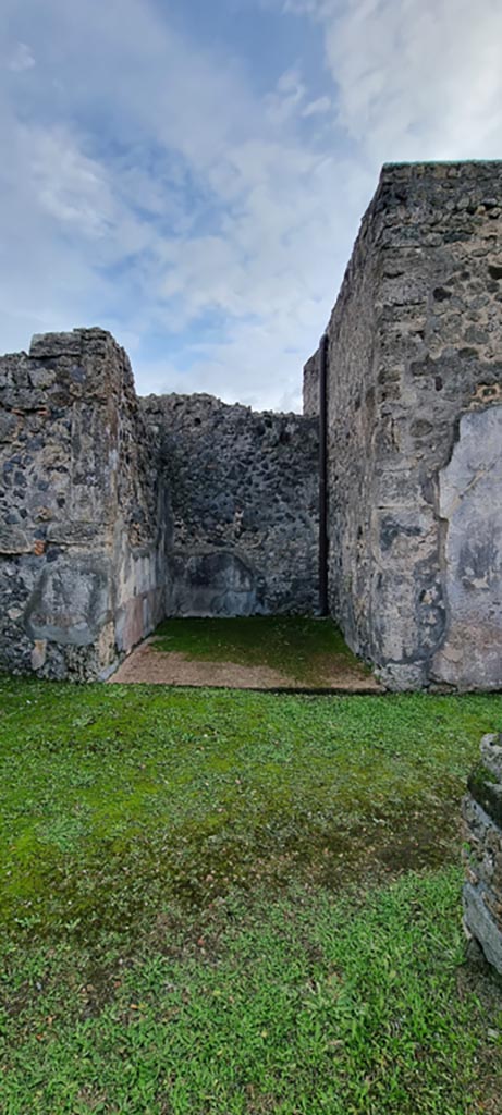 VI.7.18 Pompeii. December 2023.
Looking south towards room on east side of oecus/cubiculum on south side of peristyle.
Photo courtesy of Miriam Colomer.
