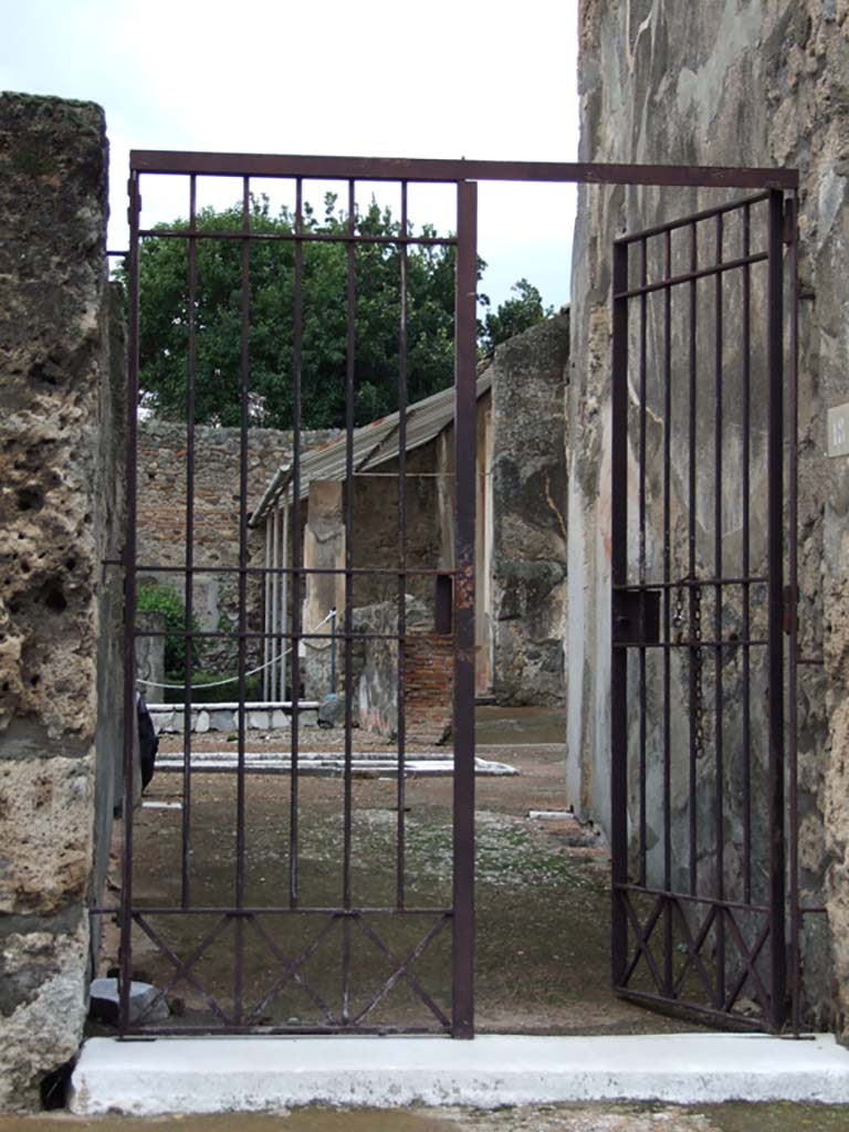 VI.7.18 Pompeii. December 2006. Entrance doorway. 
According to Della Corte, due to the large painting in the peristyle, this house was normally known as “of Adone ferito”.
However, it was also attributed to M. (…?) Asellinus, because of the finding of a seal of his servant or procurator Onomastus –
Onomasti
M. Asellini    [CIL X 8058, 61]
See Della Corte, M., 1965. Case ed Abitanti di Pompei. Napoli: Fausto Fiorentino. (p.47, S.5 with note 3)

According to Pagano and Prisciandaro, found in the soil excavated here in November 1835, was a mark with an inscription –
Onomasti
M(arci) Asellini    [CIL X 8058, 61]
This is now in Naples Archaeological Museum, inventory number MN 4757.
See Pagano, M. and Prisciandaro, R., 2006. Studio sulle provenienze degli oggetti rinvenuti negli scavi borbonici del regno di Napoli. Naples: Nicola Longobardi. (p.151) PAH II, 321.

