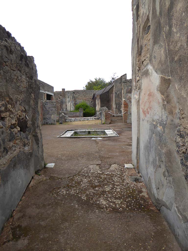 VI.7.18 Pompeii. September 2017. Looking west from entrance corridor across atrium. 
Foto Annette Haug, ERC Grant 681269 DÉCOR.


