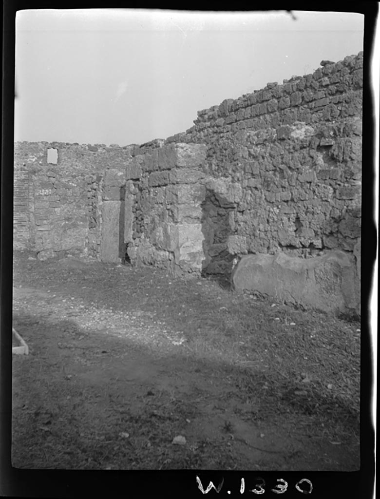 VI.7.18 Pompeii. W.1330. Looking towards south-east corner of atrium.
Photo by Tatiana Warscher. Photo © Deutsches Archäologisches Institut, Abteilung Rom, Arkiv. 
