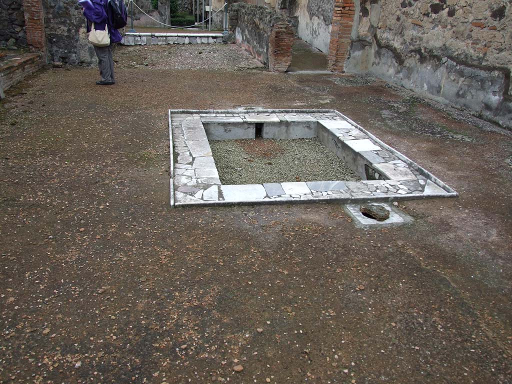 VI.7.18 Pompeii. December 2006. Impluvium in atrium.