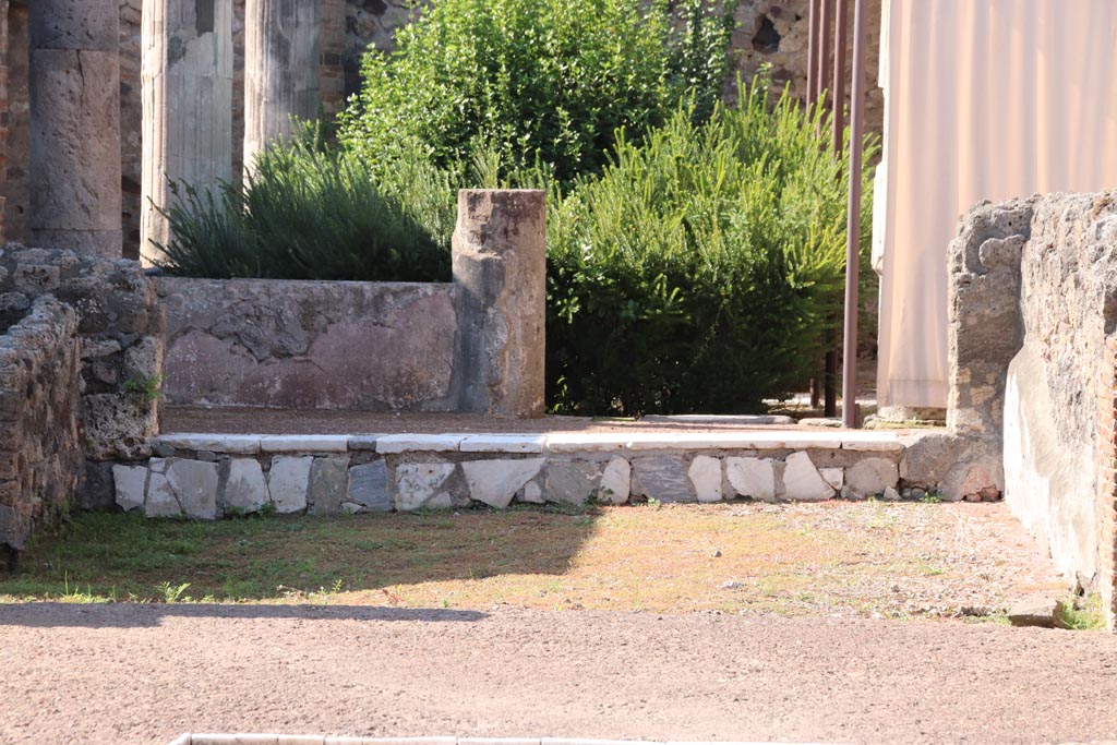 VI.7.18 Pompeii. October 2022. Looking west across tablinum towards peristyle. Photo courtesy of Klaus Heese. 