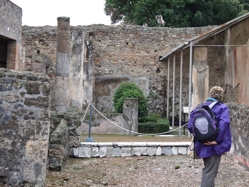 VI.7.18 Pompeii. December 2006. Looking west across tablinum into peristyle.