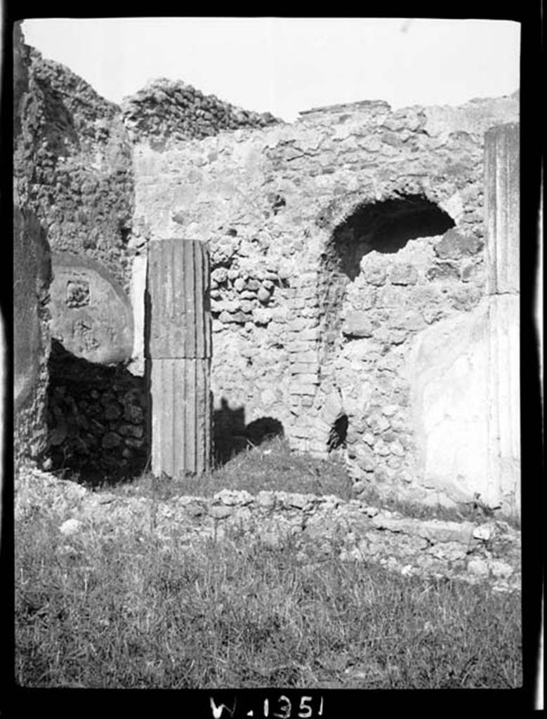 230449 Bestand-D-DAI-ROM-W.1351.jpg
VI.7.19 Pompeii. Kitchen area, in north-west corner of peristyle.
Photo by Tatiana Warscher. With kind permission of DAI Rome, whose copyright it remains. 
See http://arachne.uni-koeln.de/item/marbilderbestand/230449 

